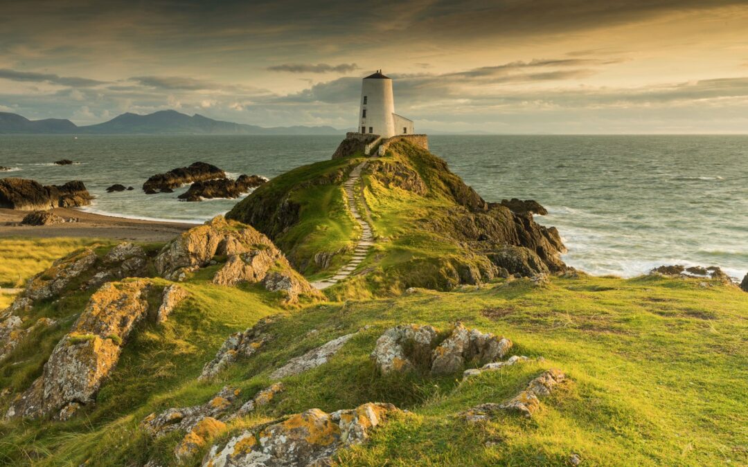 Image of a lighthouse on a cliff by the sea